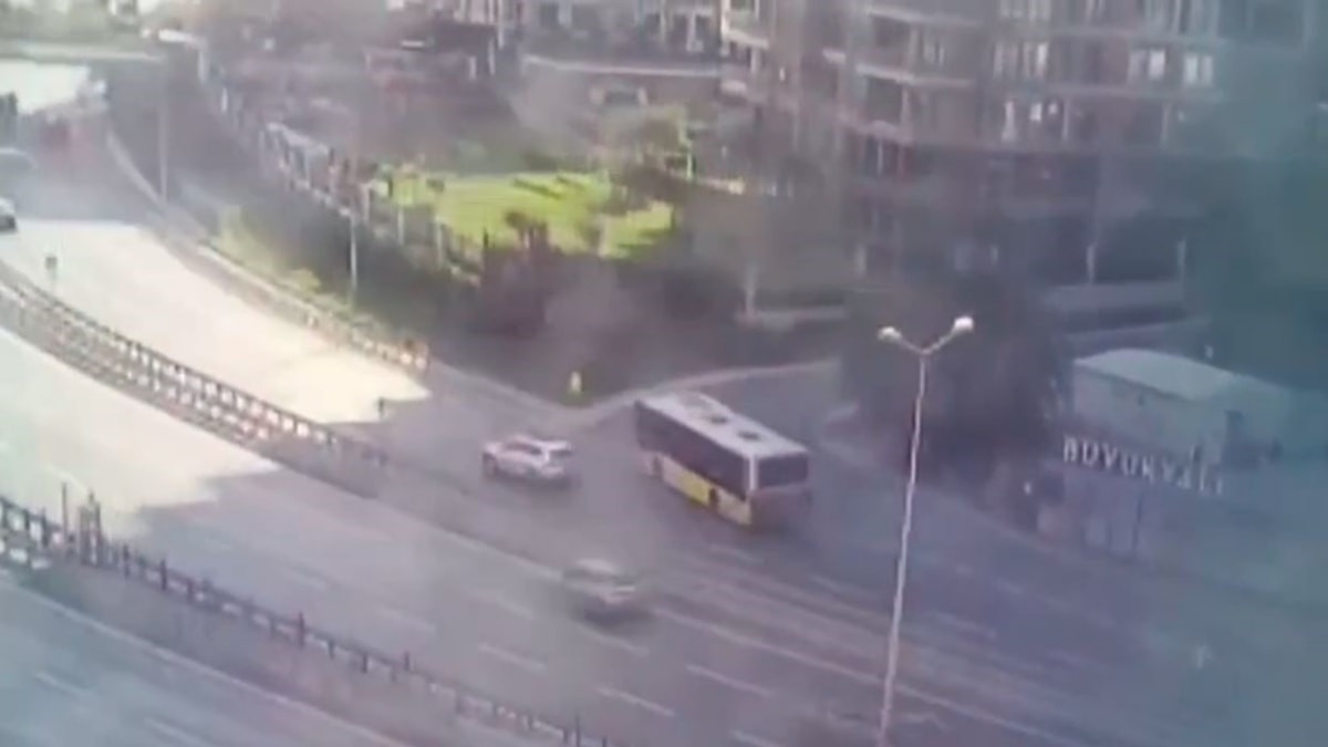 İstanbul'da ölümlü İETT otobüsü kazasının yaşandığı anlara ilişkin manzaralar ortaya çıktı