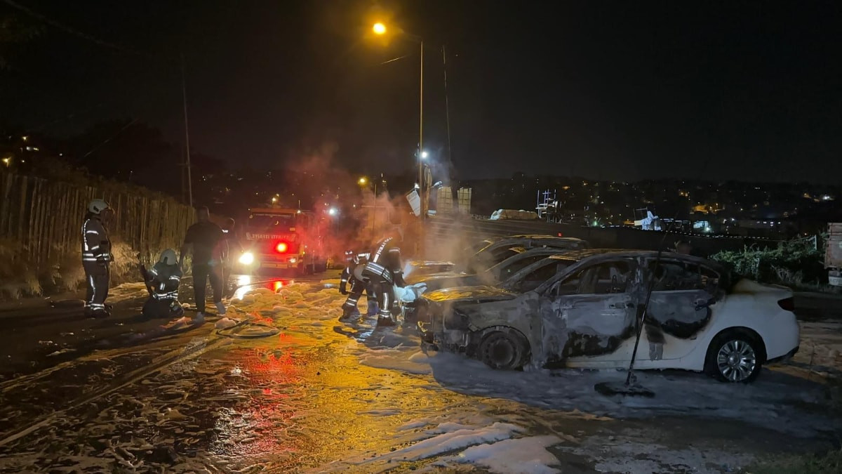 İstanbul'da oto galeriye ilişkin park halindeki arabalar alev alev yandı