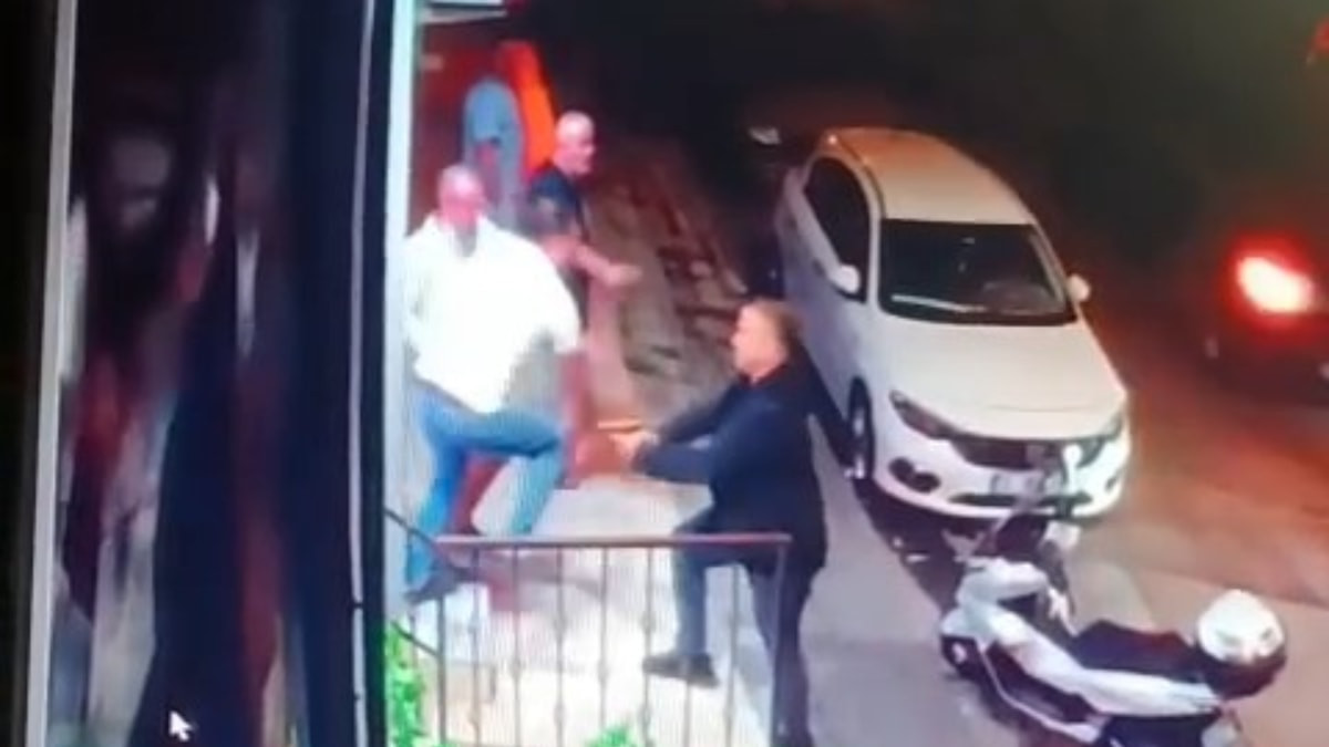 İstanbul'da oyun salonuna düzenlenen silahlı hücum kamerada