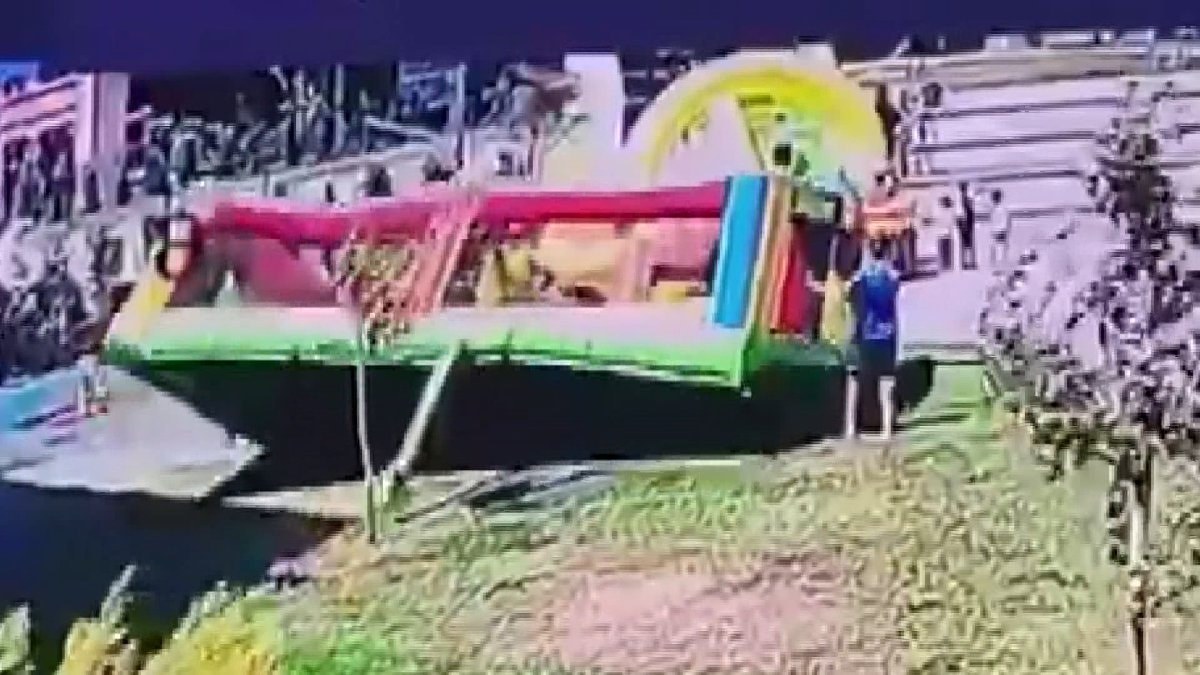 İstanbul'da şiddetli rüzgar şişme oyun parkını zıt döndürdü: 3 çocuk yaralandı