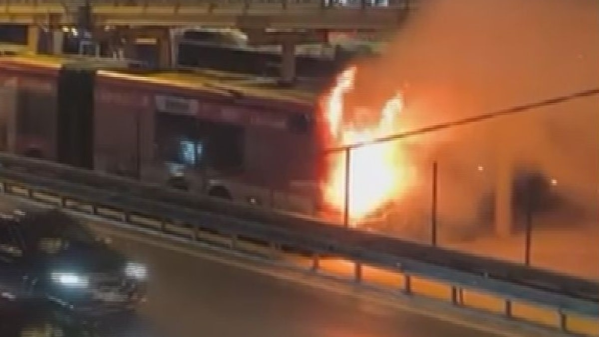 İstanbul'da tekrar bir metrobüs alevlere teslim oldu