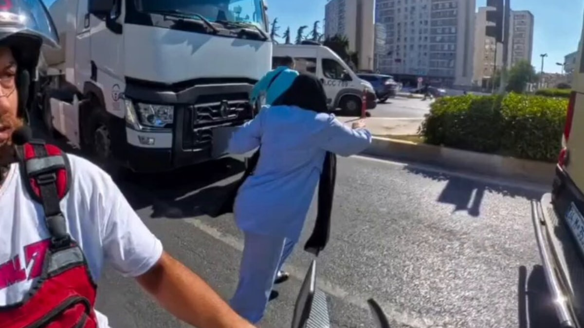 İstanbul'da tırın kör noktasında kalan bayan son anda kurtuldu