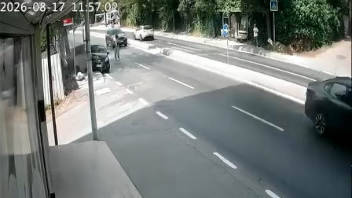 İstanbul'da yayaya çarpmamak için yapılan hareket dede ve torunu yaraladı