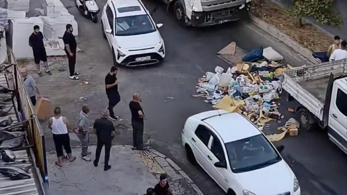 İzmir'de çöp meselesini 'eyleme' döktü: Alınmayan çöpleri yolun ortasına taşıdı