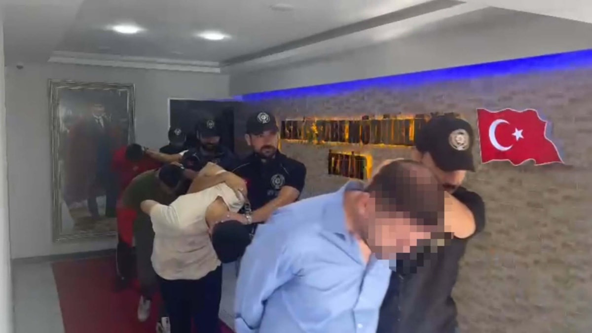 İzmir'de taraftar kümelerine yönelik operasyonda 51 tutuklama