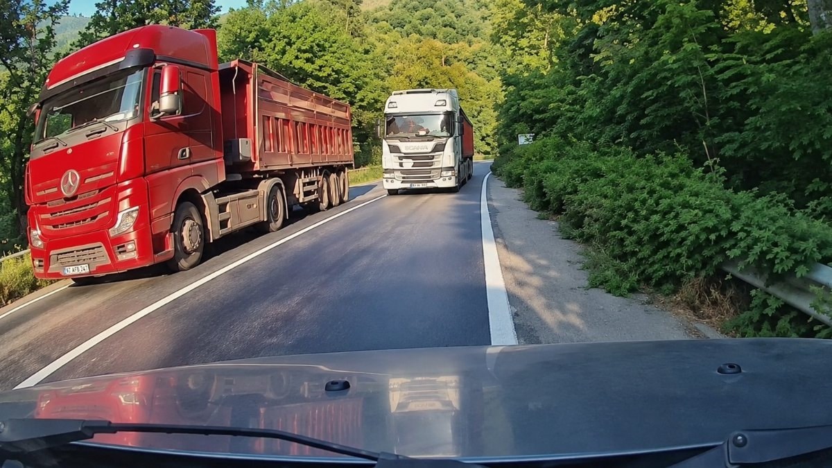 Karabük'te kusurlu sollama faciaya ramak kala: Kamyonun arabaya çarpması son anda önlendi