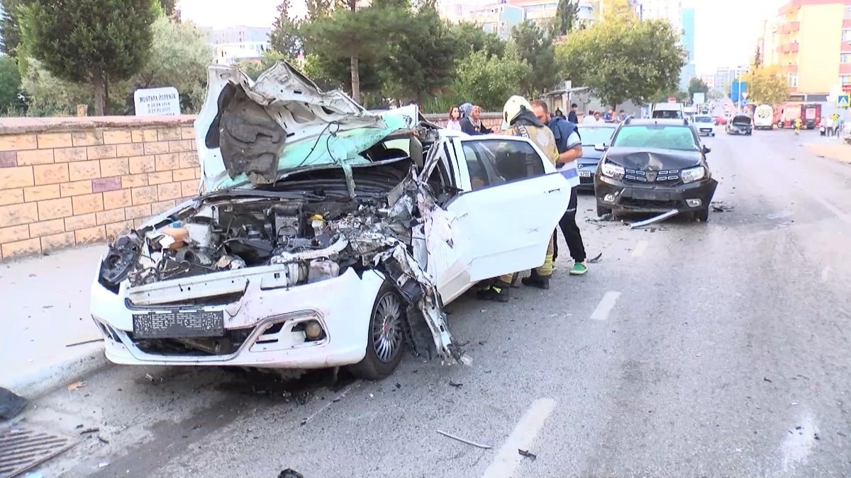 Kartal'da park halindeki 3 arabaya çarptı