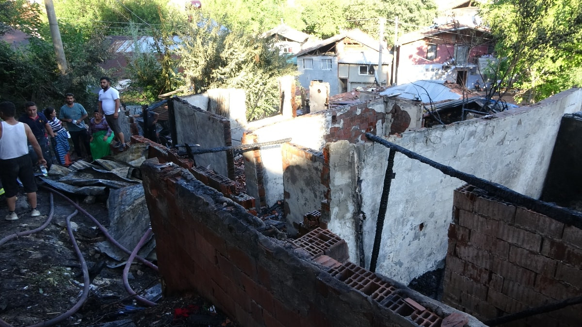 Kastamonu'daki yangında piknik tüpleri patladı: İki mesken kullanılamaz hale geldi