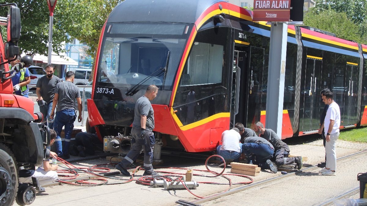 Kayseri'de karşı durağa geçmek isteyen genç bayan, tramvayın altında kaldı