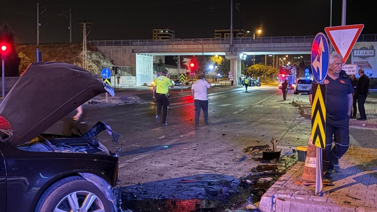 Kayseri’de kazaya karışan araba, çarpışmadan 200 metre sonra durabildi