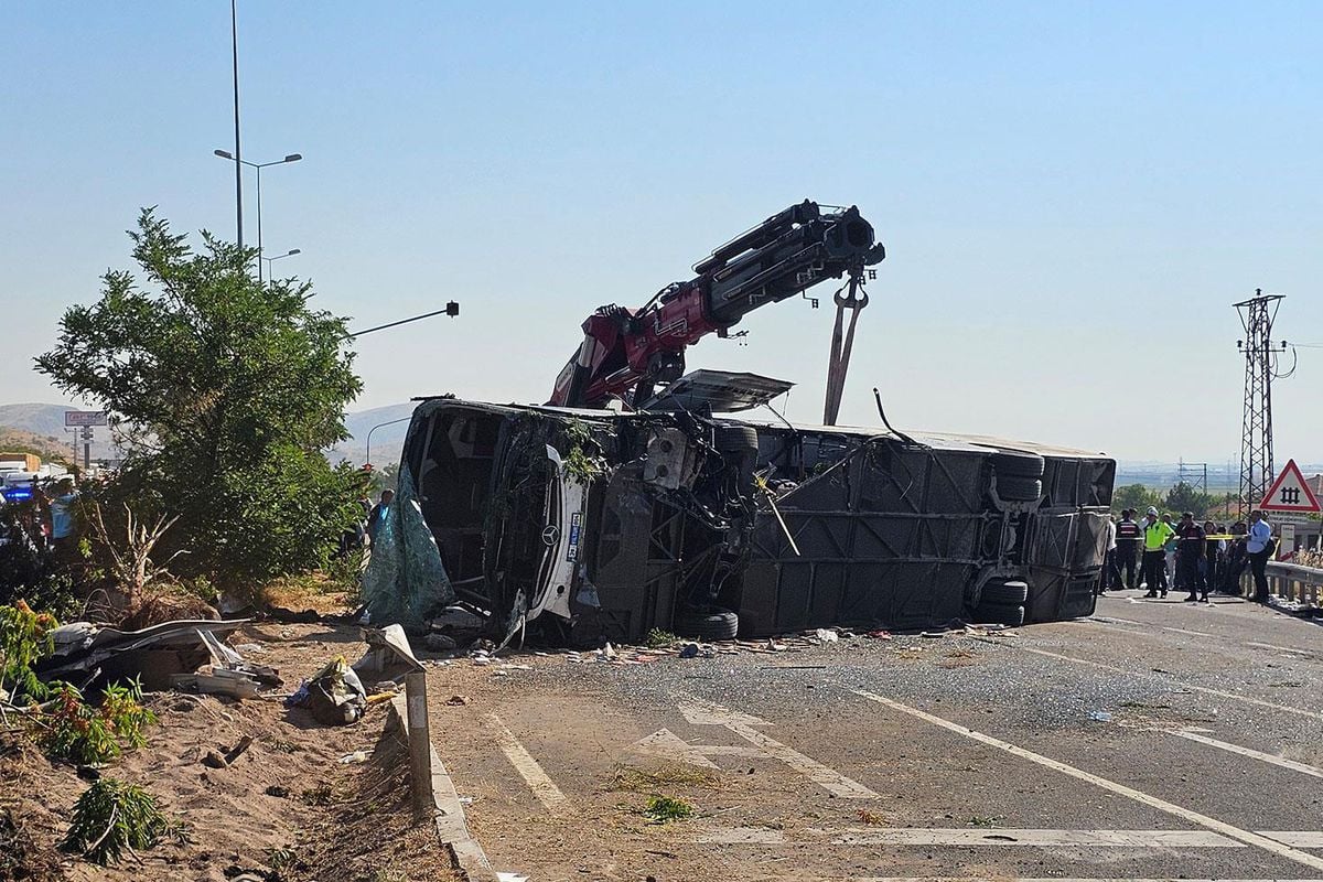 Kayseri’de yolcu otobüsü yan yattı, Çok sayıda yaralı var