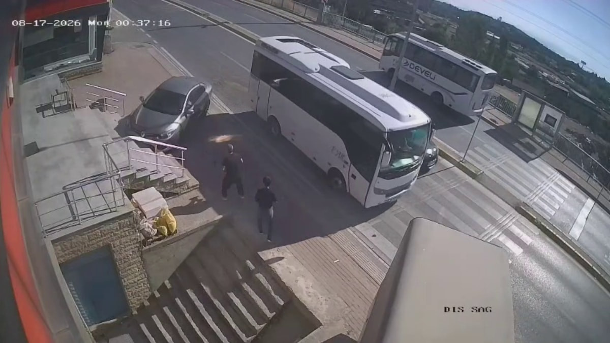 Kocaeli'de araba merdiven boşluğuna yuvarlandı