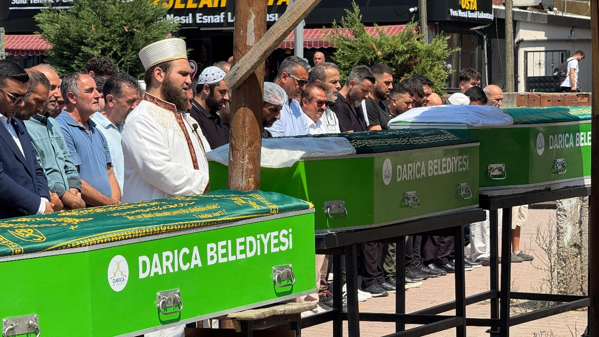 Kocaeli'de denizde cansız vücutları bulunan 3 kardeş son seyahatlerine uğurlandı