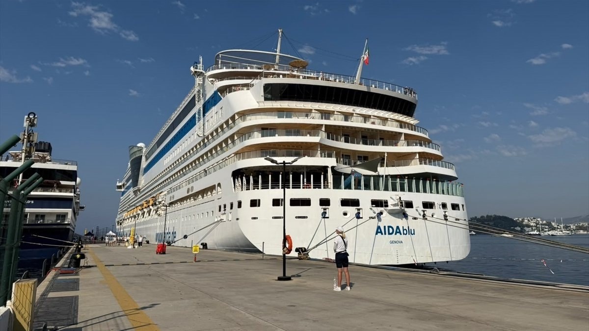 Kruvaziyer turizmi sürat kesmiyor: Bodrum'a bir günde 2 bin 746 yolcu