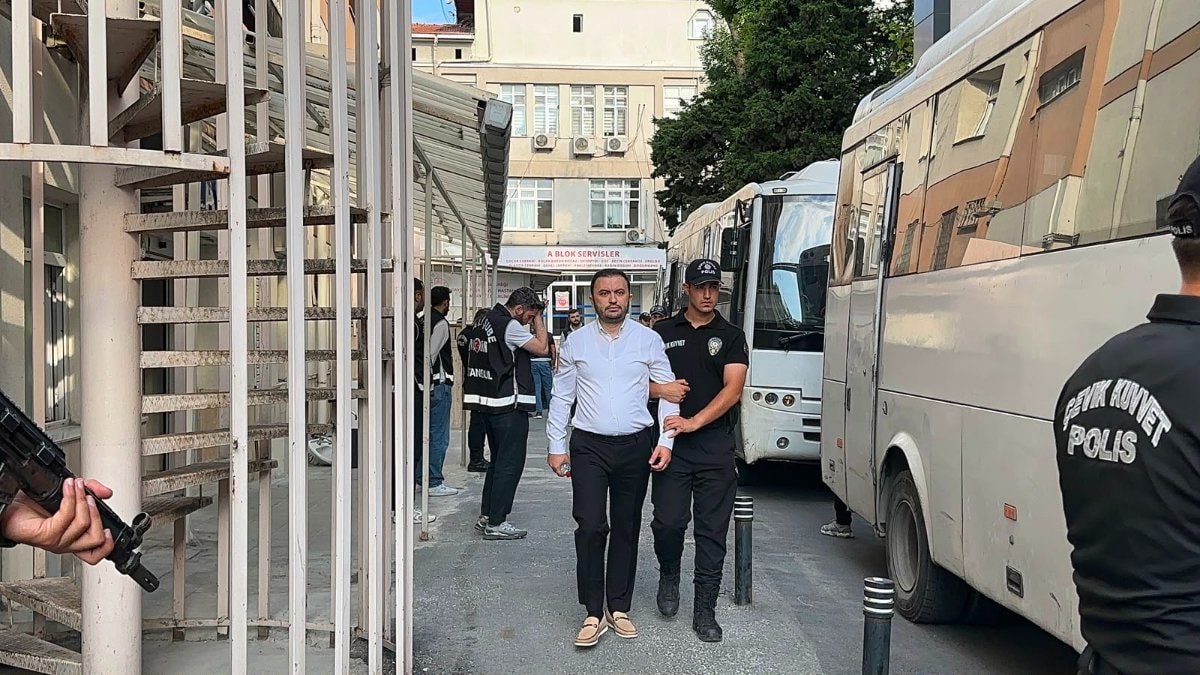 Kuşadası Belediyesi soruşturmasında 16 kuşkulu adliyede