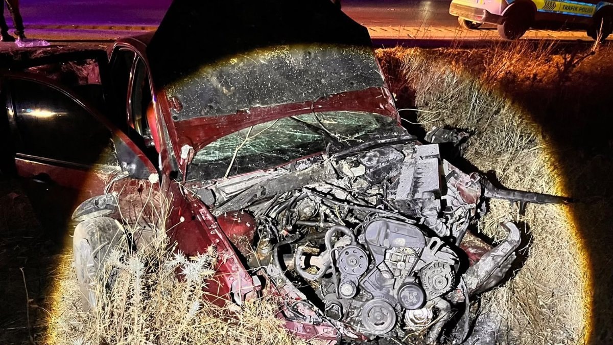 Manisa'da araba şarampole savruldu: 2'si ağır 3 yaralı