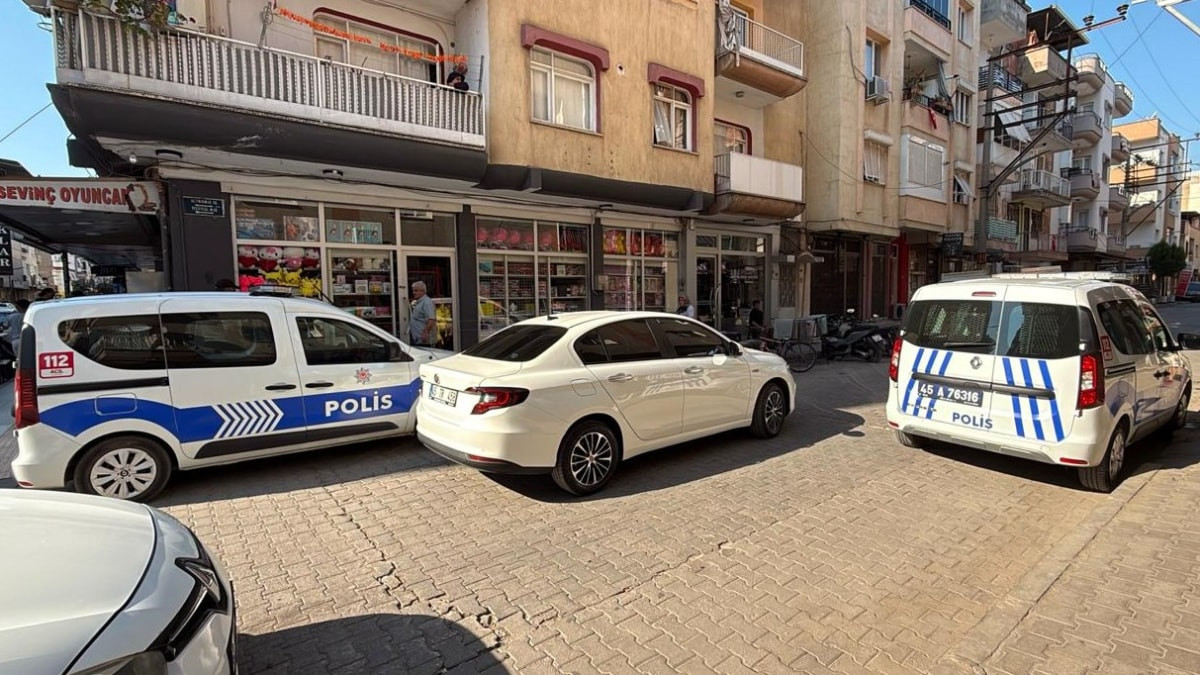 Manisa'da kocasının boğmaya çalıştığı bayan hayatını yitirdi