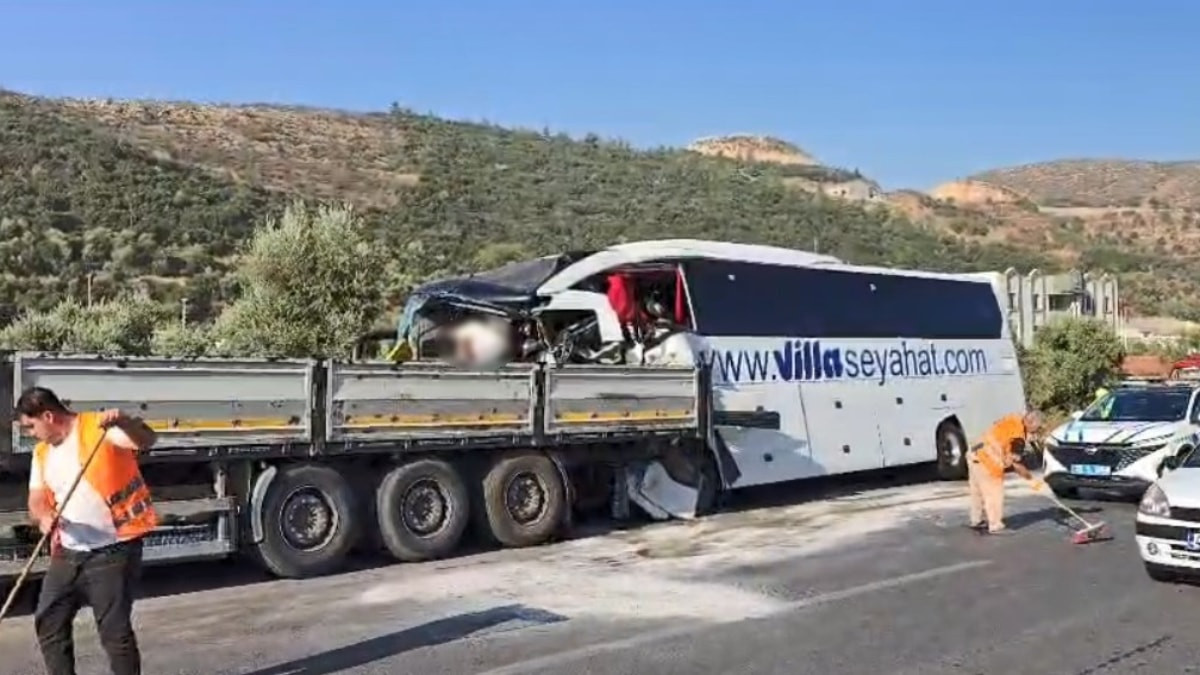 Muğla'da yolcu otobüsü tıra arkadan çarptı: 2 meyyit, 18 yaralı