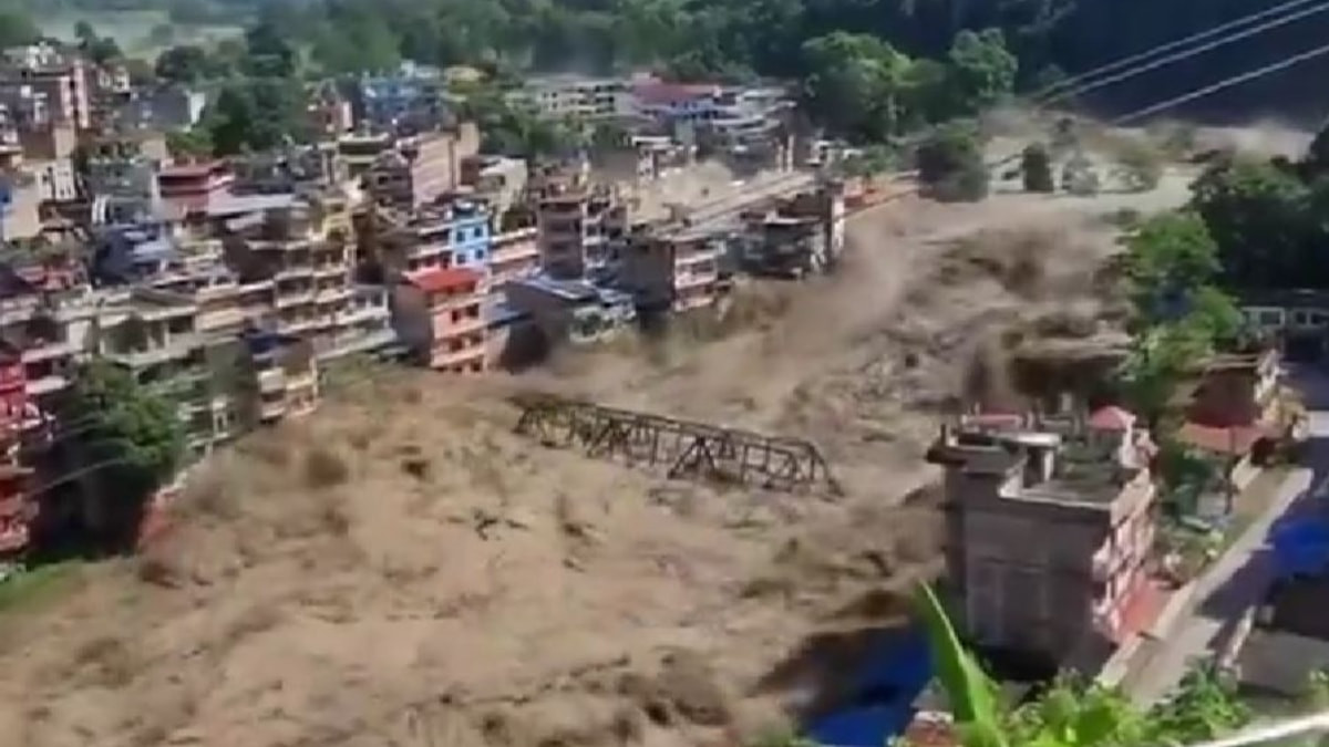 Nepal'deki sel felaketinde azgın sular önüne kattığı köprü ve konutları sürükledi