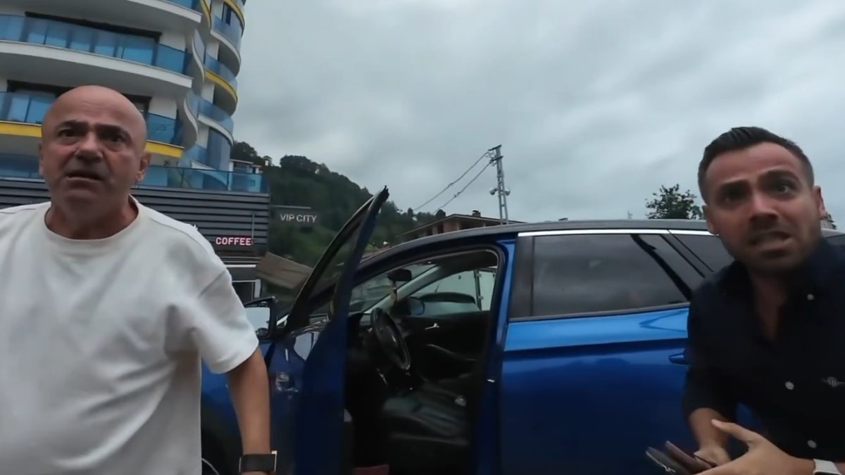 Rize’de trafikte bisikletliye hücum kamerada: Esnaf müdahale etti