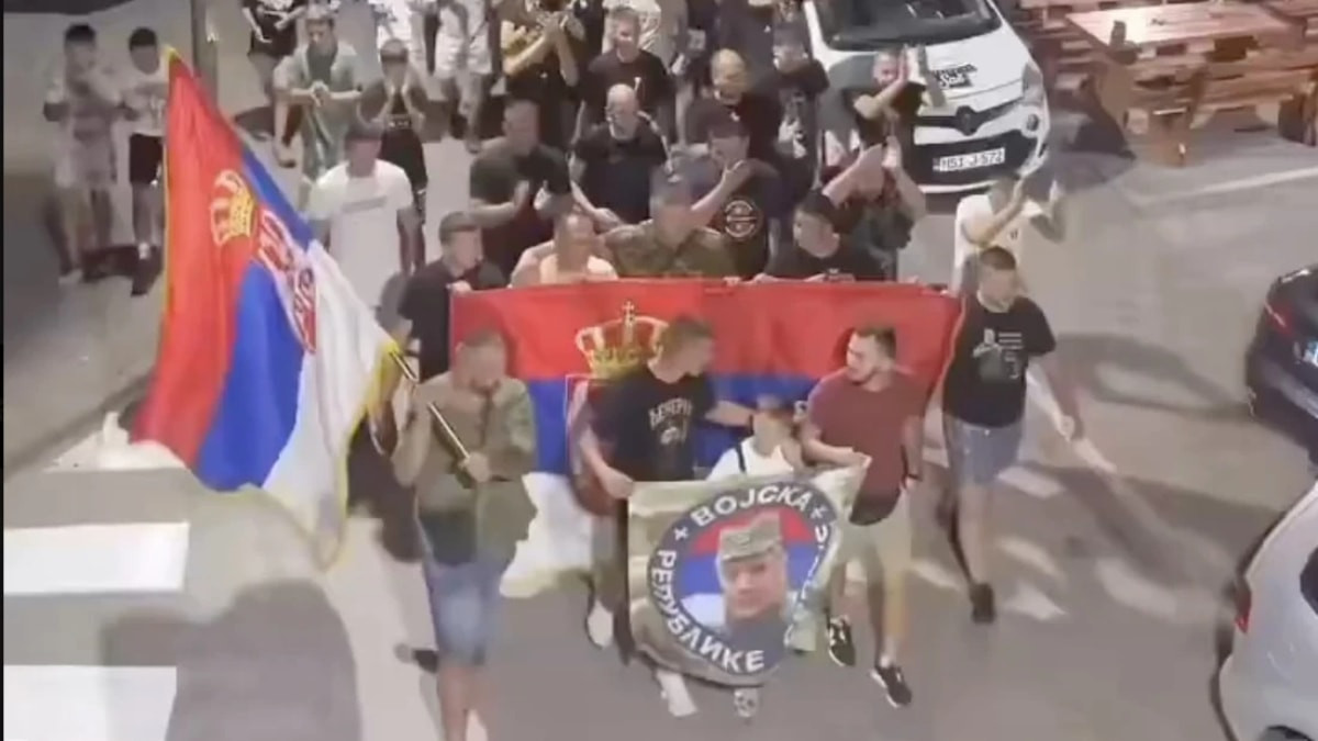 Sırp milliyetçilerinden ölen 'Bosna Kasabı'na hürmet aksiyonu: Soykırımcı Mladiç'in fotoğraflarıyla yürüdüler