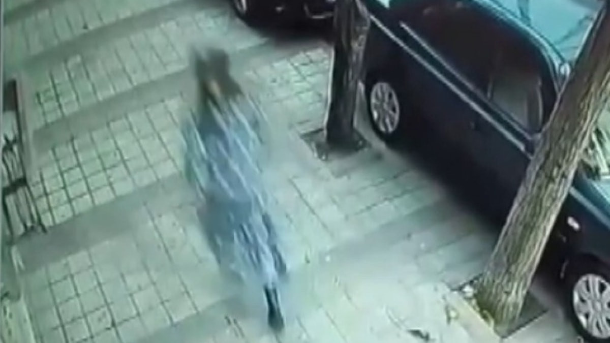 Sultangazi'de bayan kılığındaki erkek hırsız 4 bilezik çaldı: Mahalleli kovaladı