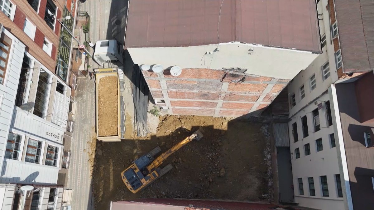 Sultangazi'de temel hafriyatı sonrası 4 bina tahliye edildi