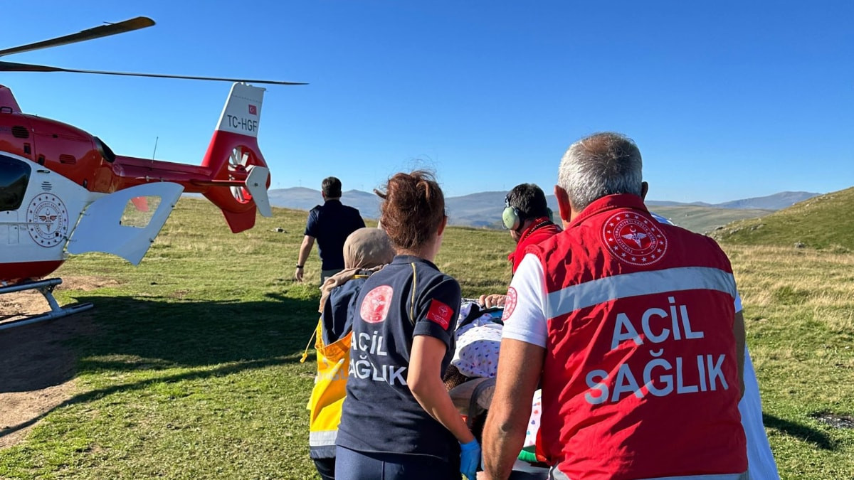 Trabzon'da yaylada yaralanan yaşlı bayan, helikopterle hastaneye ulaştırıldı