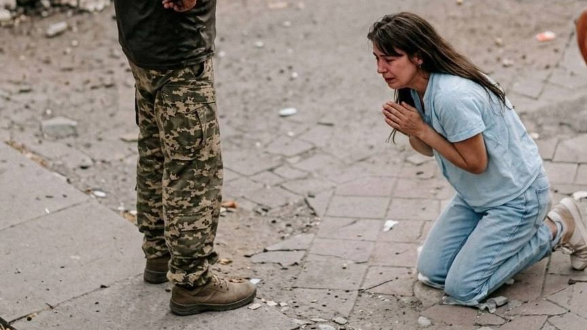 Ukrayna’da seferberlik yansısı: Bayan, eşinin alınmaması için görevlilerin önünde diz çöktü