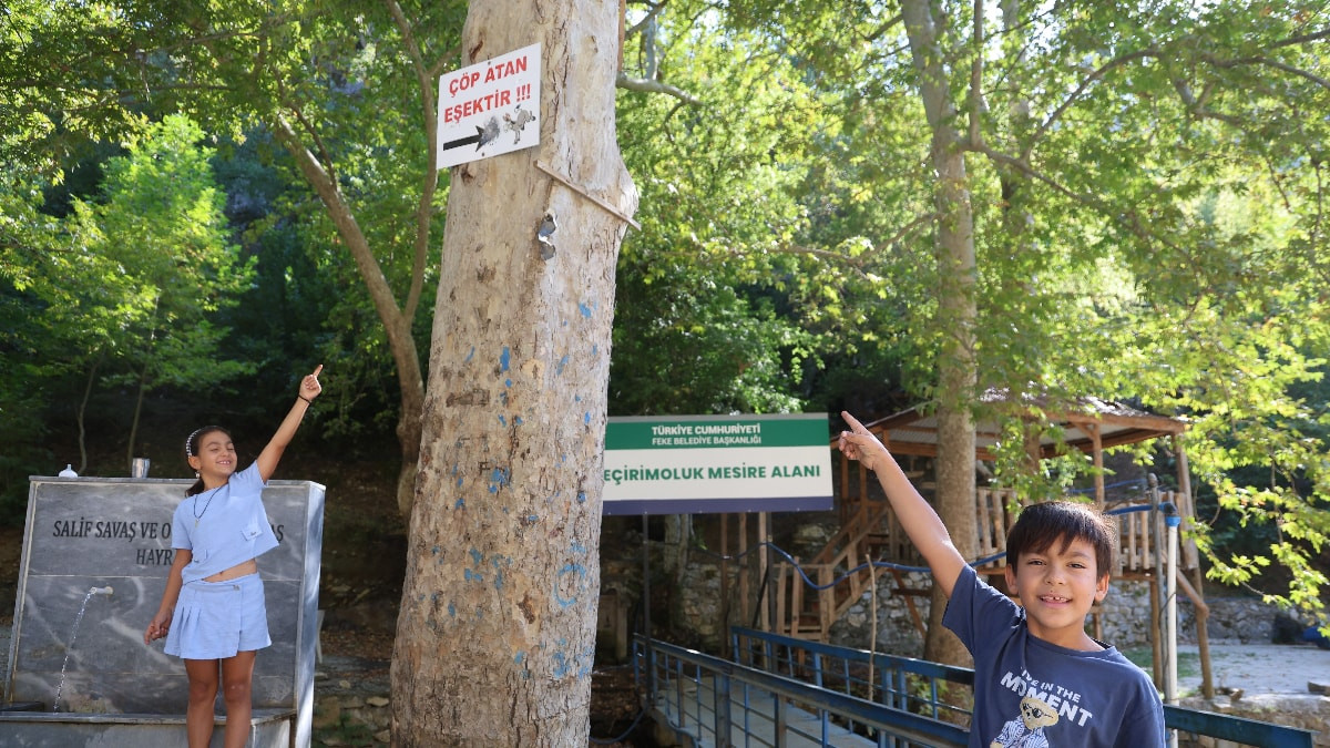 Adana'da mesire alanındaki çöp problemine 'Çöp atan eşektir' yazılı tabelayla reaksiyon