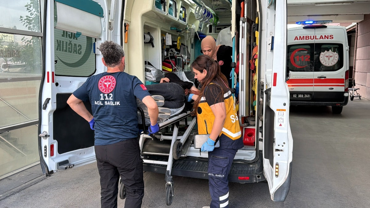 Adıyaman'da darbedilen bayanı kurtarmaya çalışan genç bıçaklandı