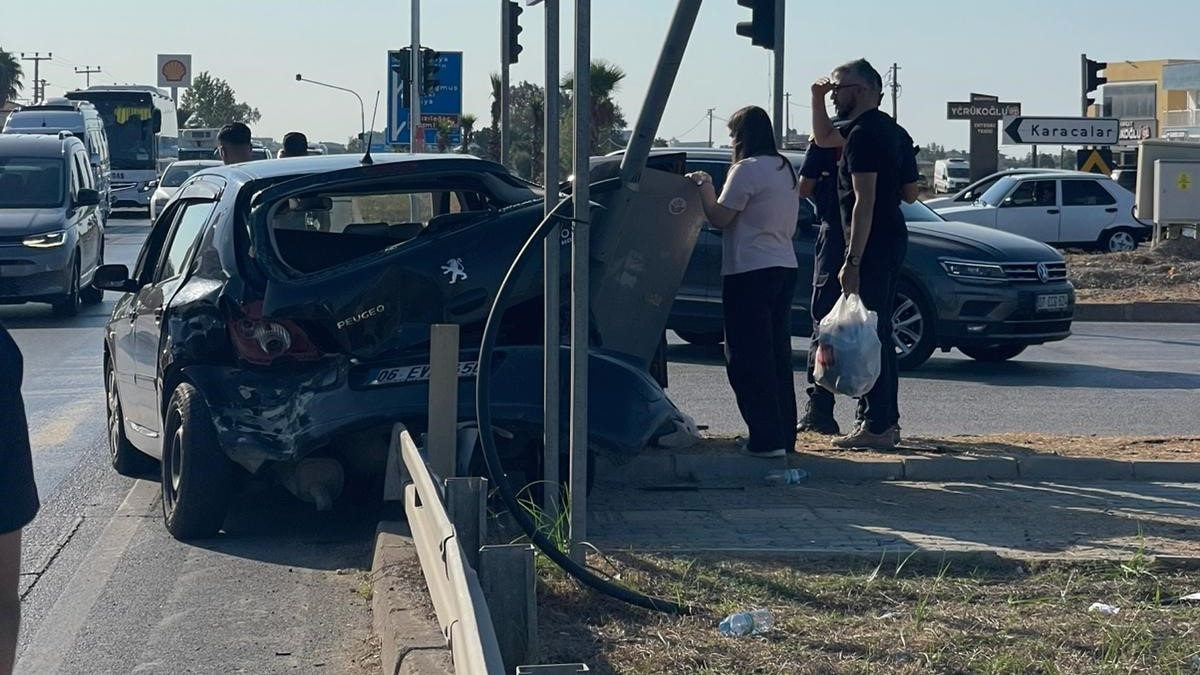 Antalya'da kavşakta yanılgılı dönüş, kazaya sebep oldu