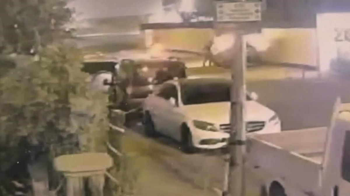 Batman'da park halindeki arabanın kundaklanma anı kamerada