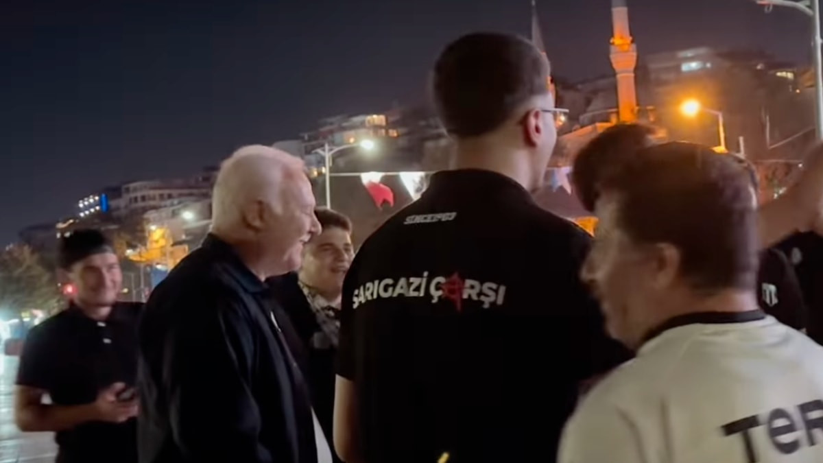 Beşiktaşlı gençler Üsküdar kıyıda Nihat Hatipoğlu ile karşılaştı: 'Allah Kitap Beşiktaş'