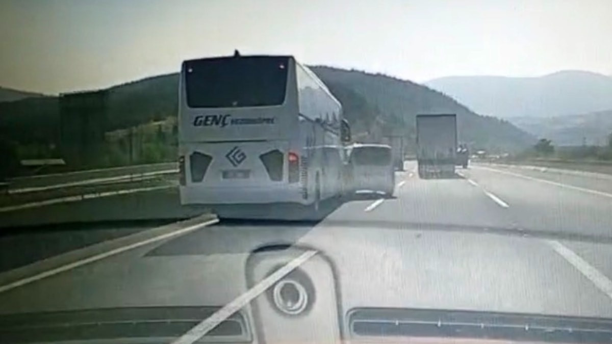 Bolu'da denetimsiz şerit değiştiren araç, otobüse çarparak takla attı