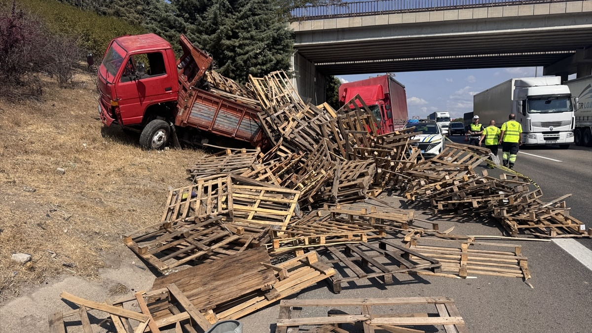 Bursa’da arızalanan kamyonete kamyon çarptı: 1 meyyit 1 yaralı