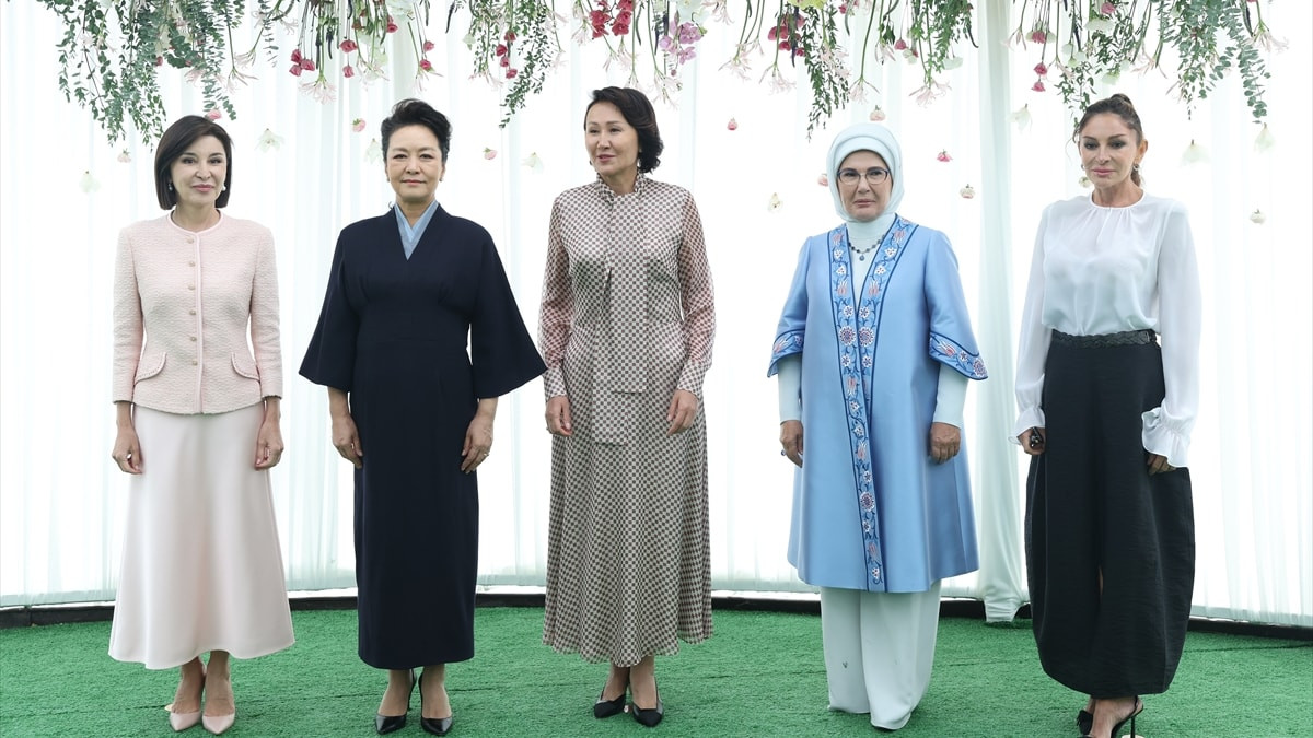 Emine Erdoğan, Kırgızistan'da başkan eşleriyle bir araya geldi