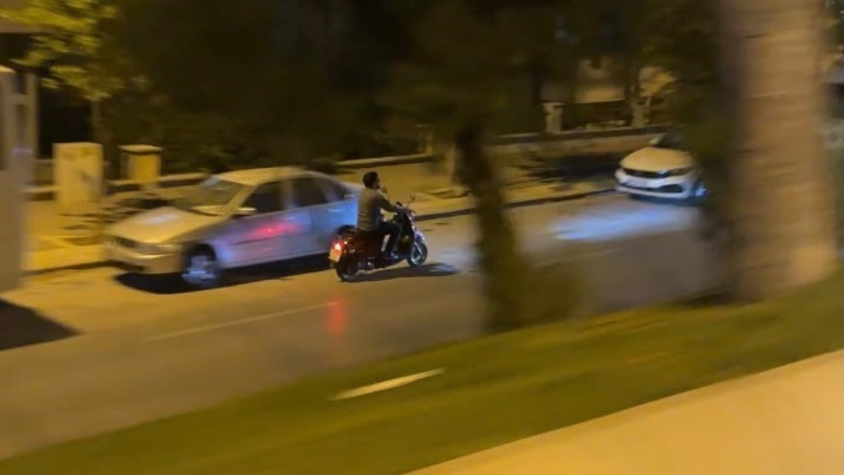 Eskişehir'de aksi yönde ilerleyen motosikletli hem kendini hem trafiği tehlikeye attı