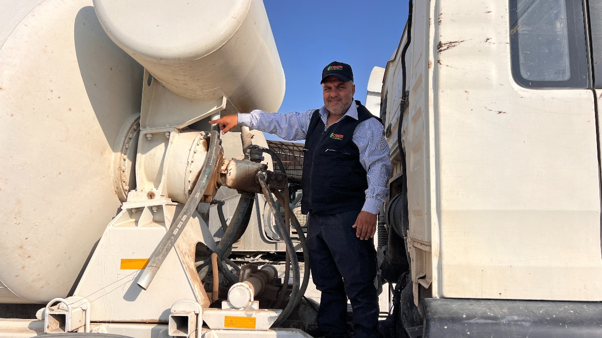 Hatay'da kumrunun yuva yaptığı beton mikserini, dağılmasın diye 1 aydır çalıştırmıyorlar