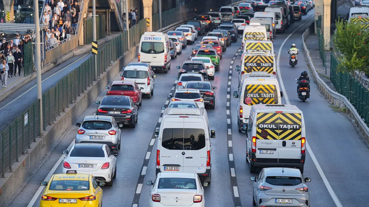 İstanbul okulların birinci gününe hazır: İBB'ye entegre araçlar ücretsiz hizmet verecek