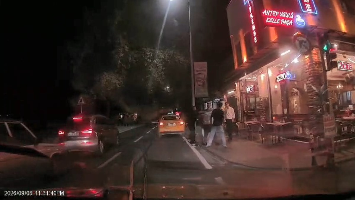 İstanbul'da taksi sürücüsü fiyatta anlaşamadığı yolcuları araçtan indirip darbetti: Gözaltına alındı