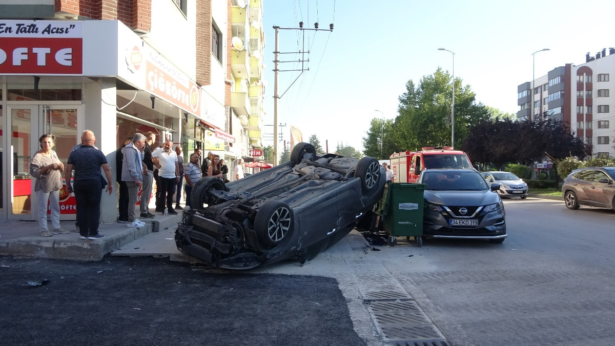 Kastamonu'da 3 araca çarpıp takla attı