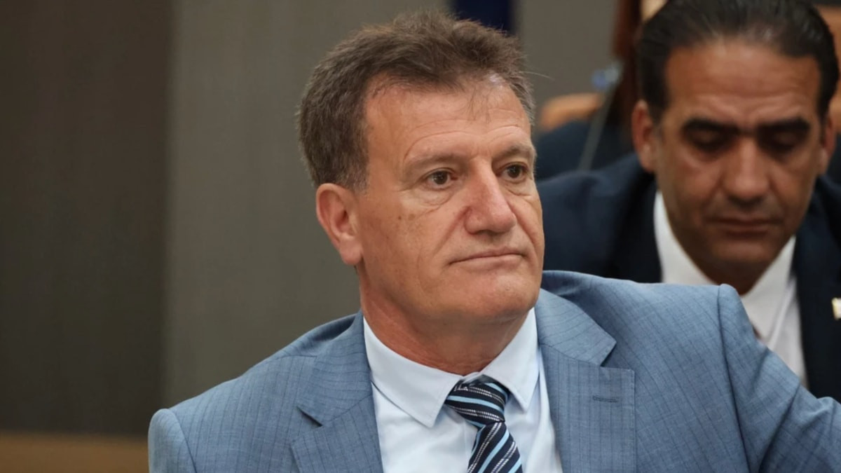 KKTC Ulaştırma Bakanı Erhan Arıklı görevden alındı