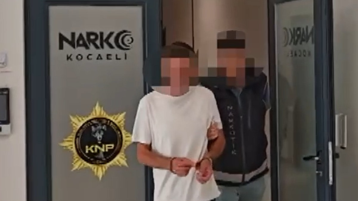 Kocaeli'de bir meskende yapılan aramada mutfaktan uyuşturucu, fırın dolabından 65 bin TL çıktı