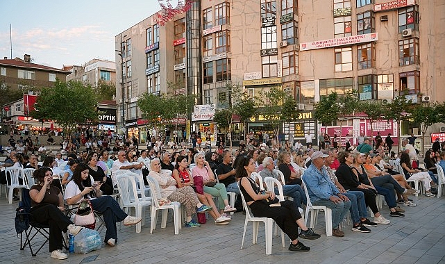 Maltepe'de yarı final coşkusu dev ekranda izlendi