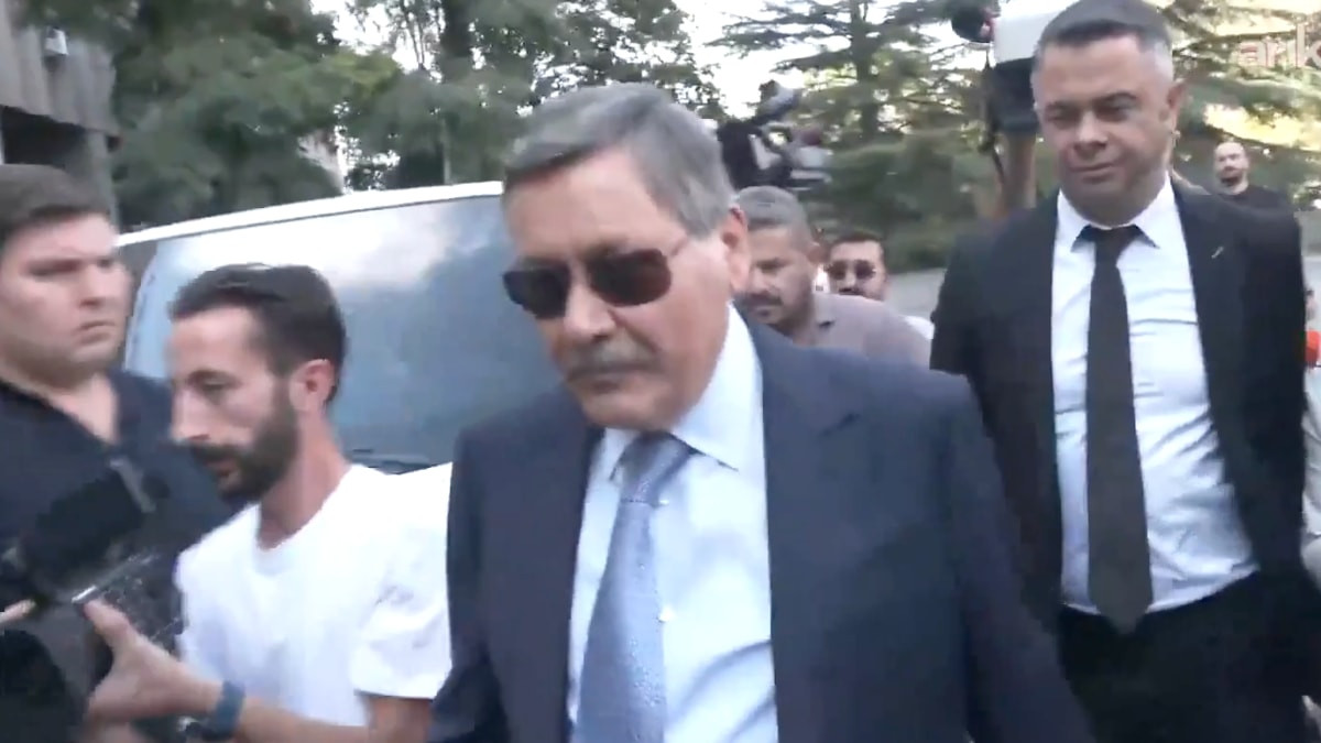 Melih Gökçek, sakız çiğneme imajları ile ilgili konuştu: Adliyeye adım attığımda bitti