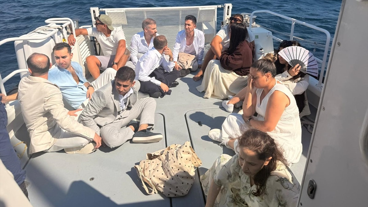 Muğla açıklarında yelkenli teknedeki şık giysili sistemsiz göçmenler yakalandı