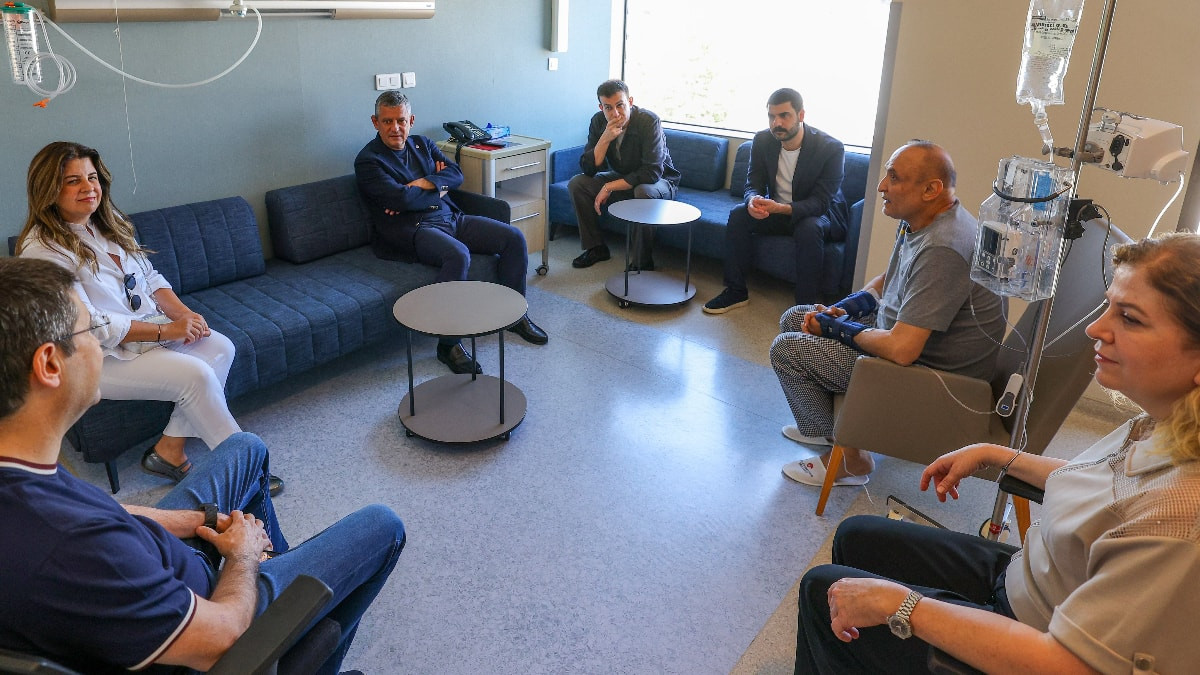 Özgür Özel, bıçaklı atağa uğrayan Milletvekili Melih Meriç’i ziyaret etti