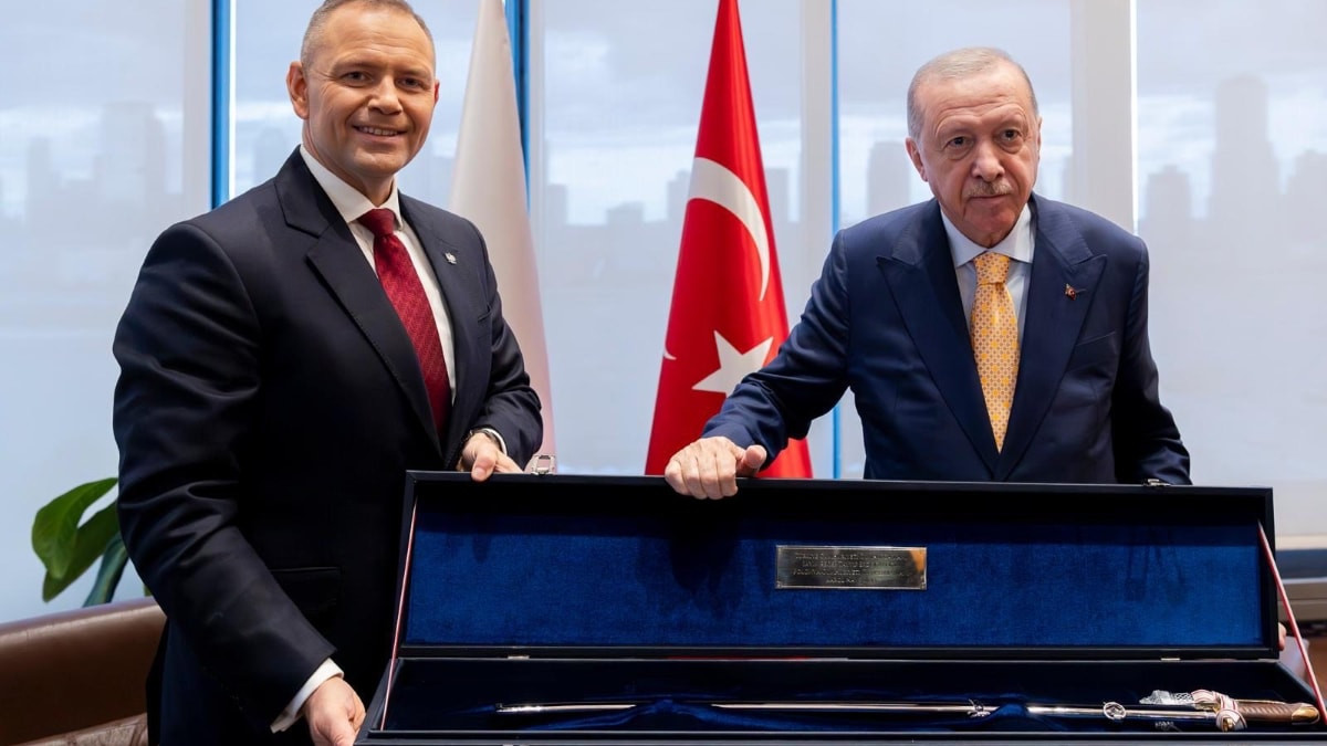 Polonya Cumhurbaşkanı Nawrocki, Cumhurbaşkanı Erdoğan’a kılıç ikram etti