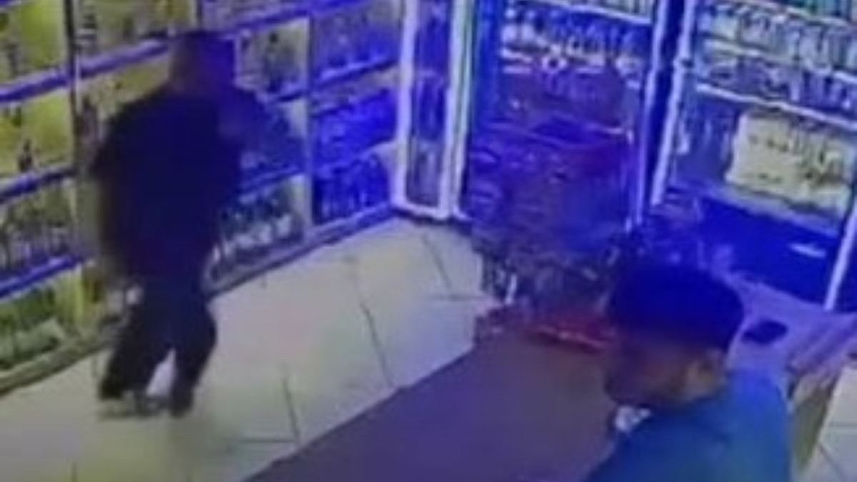 Sakarya'da veresiye içki vermeyen monopol bayisine kamyonla daldı
